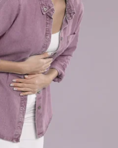 Vrouw houdt haar buik vast vanwege buikklachten bij PDS