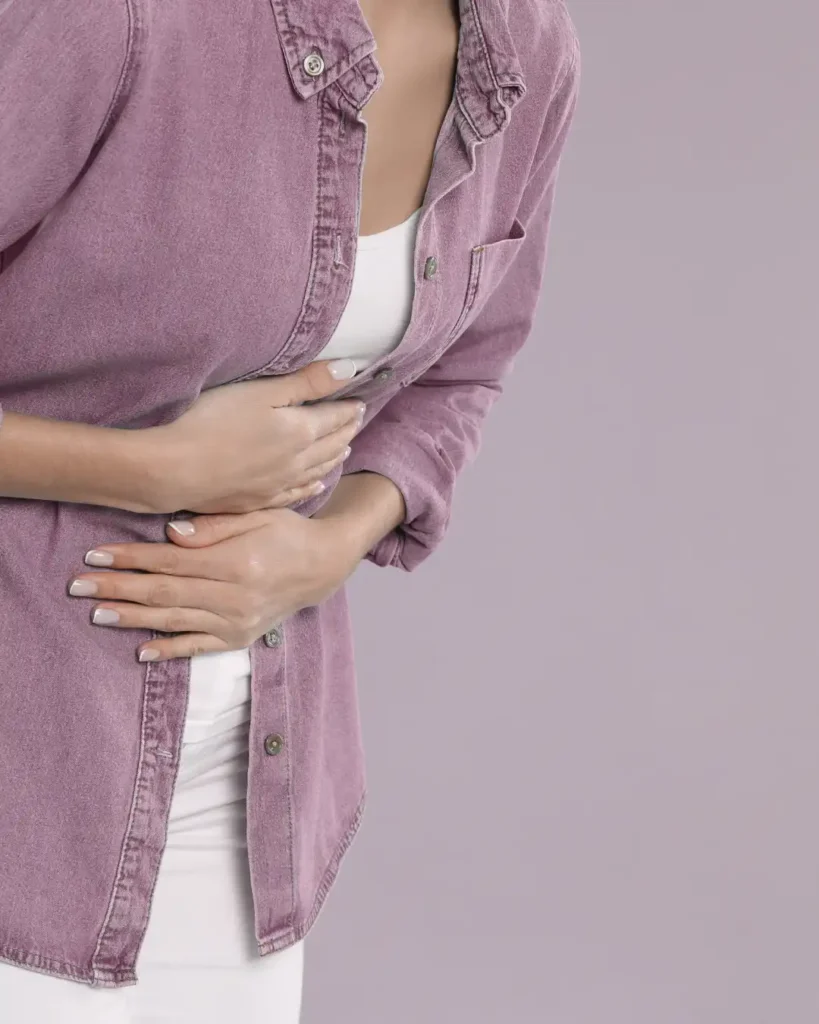 Vrouw houdt haar buik vast vanwege buikklachten bij PDS
